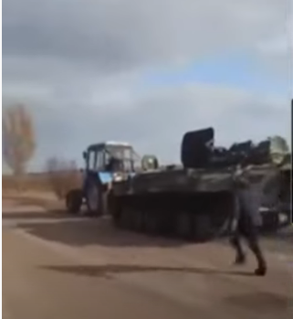 Пълен абсурд! Роми задигнаха руски танк с трактор (Видео)